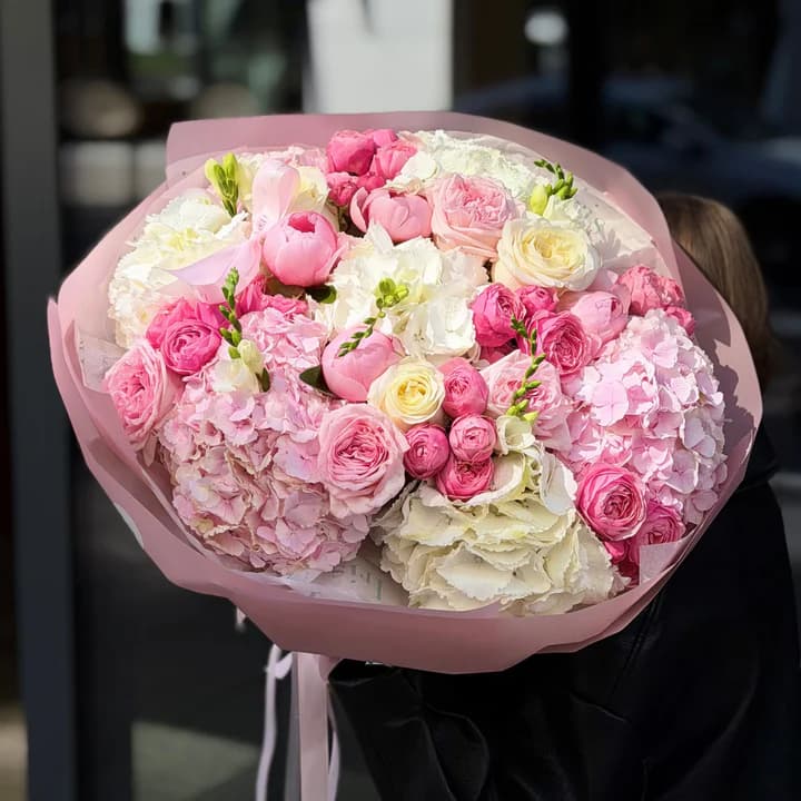 Flower box with macarons