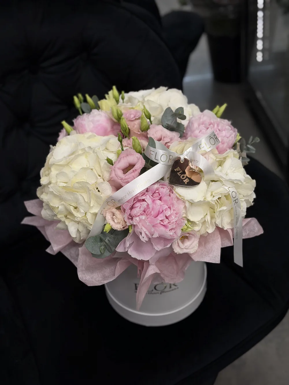 Flowerbox z hortensjami i piwoniami